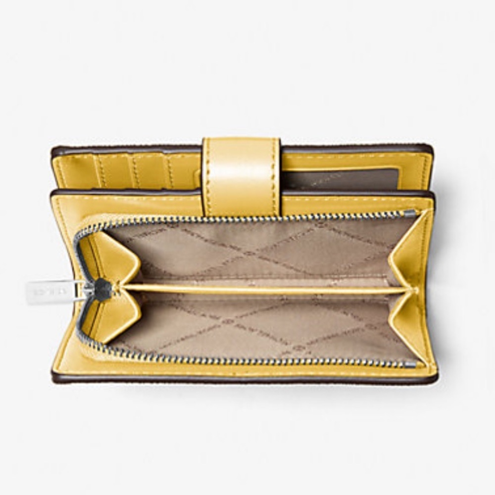 Michael Kors Jet Set Medium Printed Signature
Logo Wallet - Picture 15 of 15